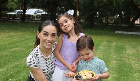  Adri de la Maza con sus hijos Martina y Nicolás.
