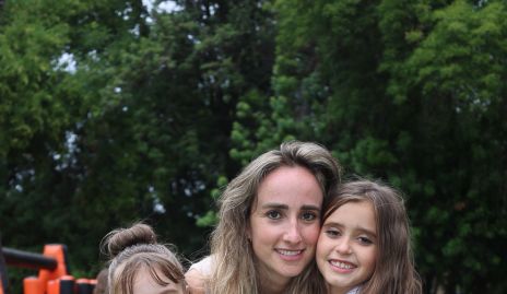  Ángeles Mahbub con sus hijas Daniela y Ángeles.