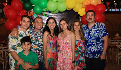 Héctor Ugalde celebrando su cumpleaños con su familia.