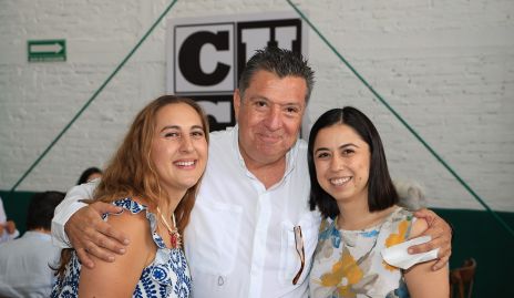 Gabriel González González con sus hijas María y Alejandra.
