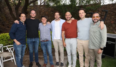  Juan Pablo Torre con sus amigos de toda la vida.