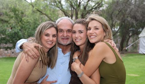  Eugenio Torre con sus hijas Guille, María Emilia y Sofía.