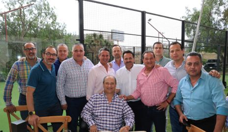  Manuel González con sus amigos.