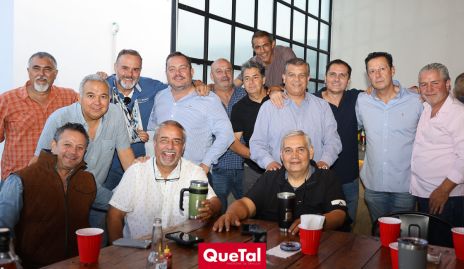 Arturo González, Toño y Luis Fernando Lozano con sus amigos.