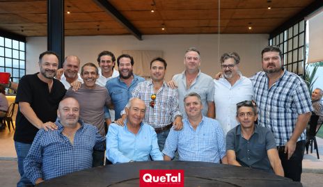  Arturo González  La Turra y Toño Lozano con sus amigos.