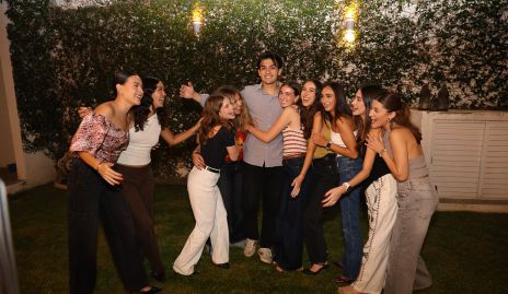 El abrazo de sus amigas a Mario.