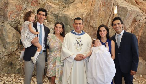  Carola Tobías, Rafael Tobías, Cristina Lorca, Padre Rubén Pérez, Adriana Olmos y Mauricio Tobías con Emilia.