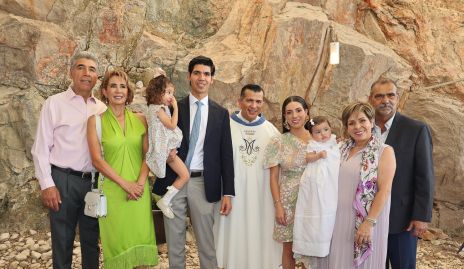  Emilia con sus papás y sus abuelos, Rafael Tobías, Isabel Carrillo, Carola y Rafael Tobías, Padre Rubén Pérez, Cristina Lorca, Laura Álvarez y José Lorca.