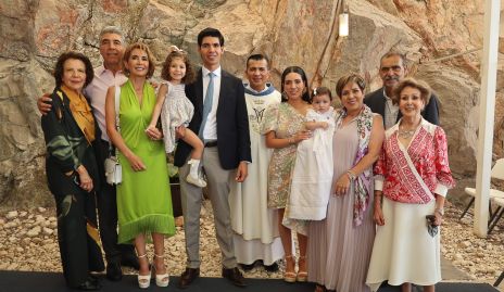  Emilia con sus papás, sus abuelos y bisabuelas, Melita Gómez, Rafael Tobías, Isabel Carrillo, Carola y Rafael Tobías, Padre Rubén Pérez, Cristina Lorca, Laura Álvarez, José Lorca y Laura Muñiz.
