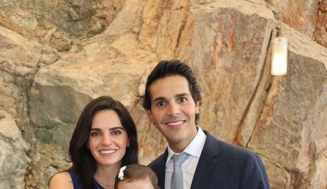  Emilia con sus padrinos Adriana Olmos y Mauricio Tobías.