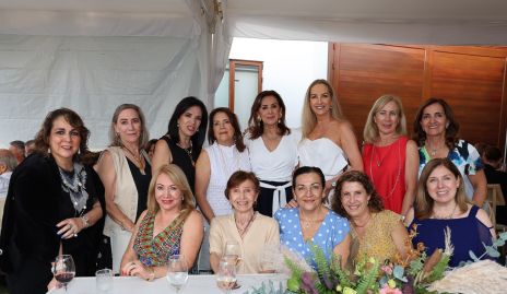  Oti Ruiz con sus amigas.