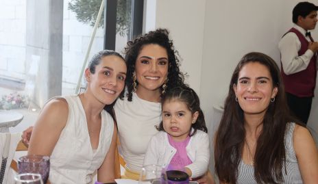  Ximena Castillo, Paola Zepeda, Sofía y María José Rojas.