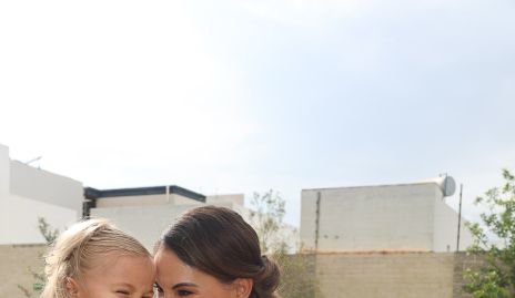  Mariana Llaguno con sus hijas Cayetana y Joaquina.