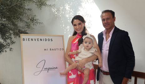  Mariana Llaguno y Javier Amozorrutia con su hija Joaquina.