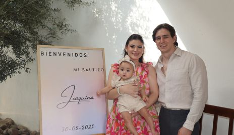  Ana María Meade y Diego Padilla con su ahijada Joaquina.