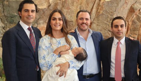  Triana Villasuso con sus padrinos Javier Gómez, Macarena Villasuso, Andrés de los Santos y Eduardo Serrano.