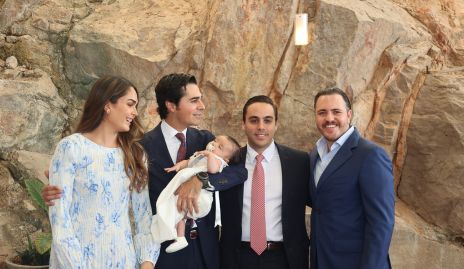  Triana Villasuso con sus padrinos Javier Gómez, Macarena Villasuso, Andrés de los Santos y Eduardo Serrano.