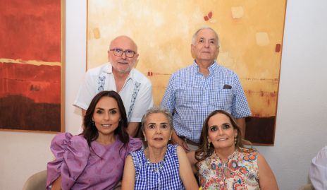  Alberto, Miguel Ángel, Marianela, Rosa María y Gabriela Villanueva.