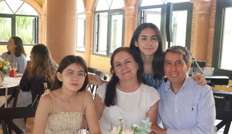  María Martínez, Martha Cano, Isabella Martínez y Víctor Martínez.
