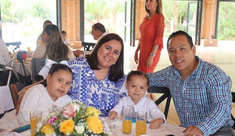  Marina Molina, Paulina Márquez, Ximena Molina y Juan Carlos Molina.