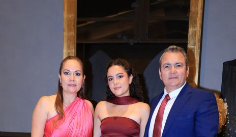  Érica González, Regina y Juan Ocaña.