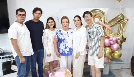  Rosy Gallardo Wong  con sus nietos Héctor Vargas, Jorge Emilio Armendáriz, Daniela Armendáriz, Priscila y Darío Luévano.