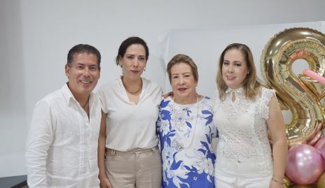  Joel Armendáriz, Gabriela  Gallardo, Rosy Gallardo y Marcela Armendáriz.