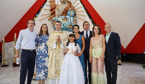  Sofía Oropeza Velázquez con sus papás y padrinos.