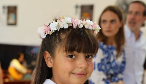 Sofi con sus madrinas Anna Lorca y Myriam García.
