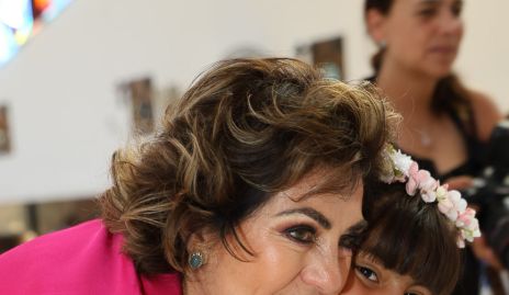 Sofi con su abuelita María Zendejas.