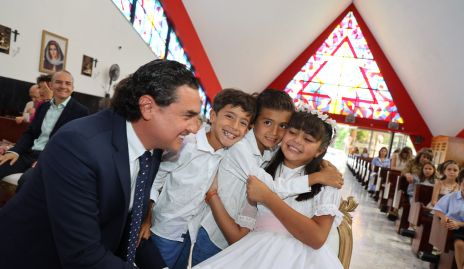 Alejandro Oropeza con sus hijos.