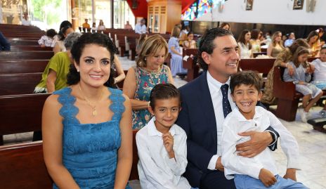 Ana Sofía Velázquez Zendejas y Alejandro Oropeza Jiménez con sus hijos.
