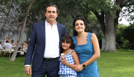  Alejandro Oropeza y Ana Sofía Velázquez con su hija Sofía.