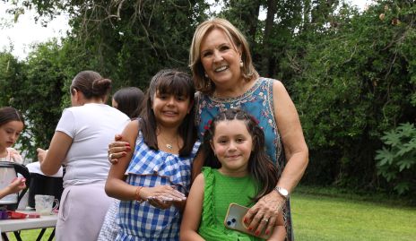  Lucía Jiménez con sus nietas Sofía y Mía .