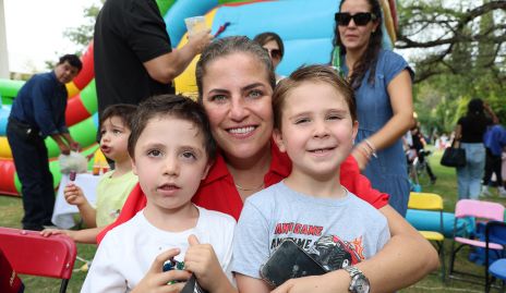  Danitza Lozano con sus hijos Diego y Daniel Zollino.