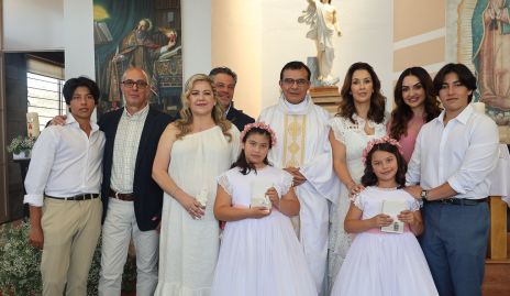  María y Pilar de los Santos con sus papás, padrinos y hermanos.