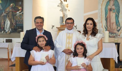  Fernando de los Santos y Pilar Martínez con sus hijas María y Pilar y el Padre Chava.