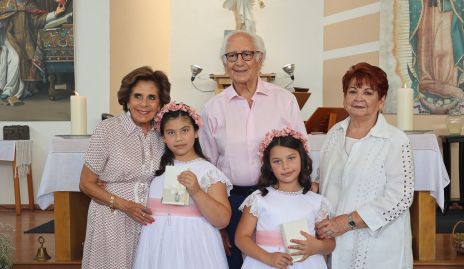  María y Pilar con sus abuelitos Guillermina Anaya, Marcelo de los Santos y Gloria Bazúa.