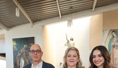  María y Pilar de los Santos con sus padrinos.