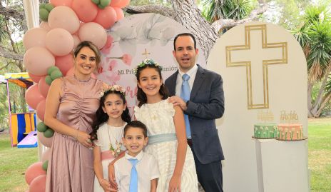  Marcela Zapata y Alan Ávila con sus hijos Ana Paula, Alejandro y Marcela.