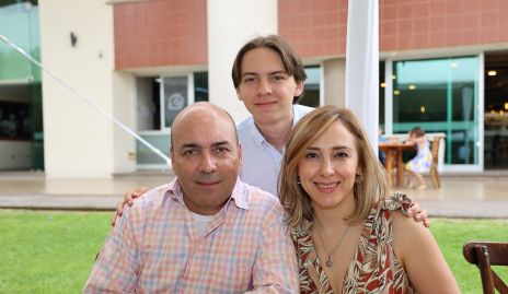  Christian Basurto, Nicolás Basurto y Sandra Aldrete.