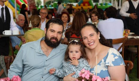  Arturo Zapata y Andrea Díaz Infante con su hija Alicia.