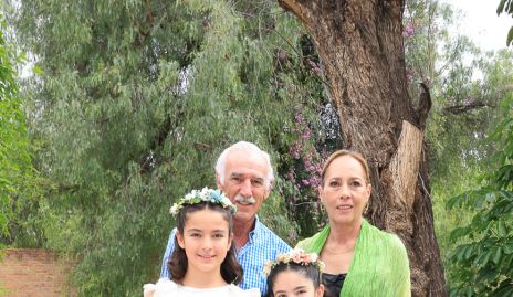  Alejandro y Marcela Zapata con sus nietas Marcela y Ana Paula Ávila.