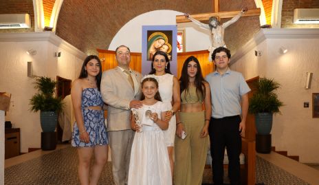  Daniela Regina Abraham Dayoub con sus papás Jesús Abraham y Abeer Dayoub y sus hermanos Dalel, Abeer y Jesús.