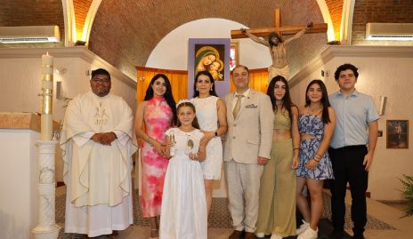  Daniela Regina Abraham Dayoub con sus papás Jesús Abraham y Abeer Dayoub, su madrina Dalel Kasis y sus hermanos Abeer, Dalel y Jesús y el Sacerdote.