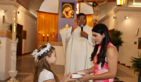  Regina recibe la Sagrada Biblia a manos de su madrina Dalel Kasis.