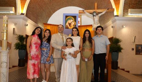  Daniela Regina Abraham Dayoub con sus papás Jesús Abraham y Abeer Dayoub, su madrina Dalel Kasis y sus hermanos Dalel, Abeer y Jesús.