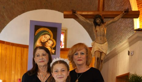  Regina con sus abuelitas.