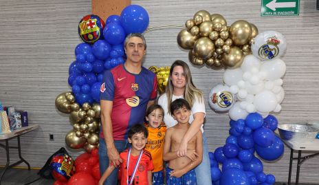  Isa López y Jorge Cortés con sus hijos Emilio, Eugenio y Diego.