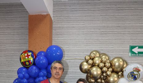  Isa López y Jorge Cortés con sus hijos Emilio, Eugenio y Diego.